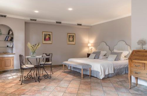 Villeneuve-les-Avignon Hotel | Hôtel La Magnaneraie