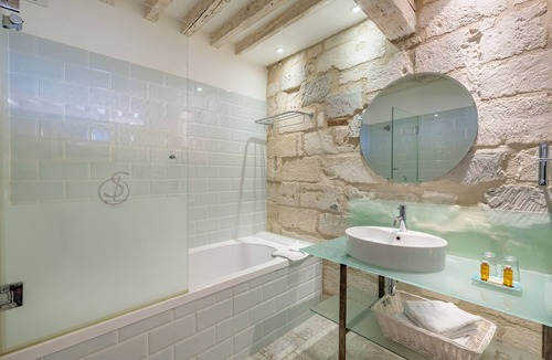 Villeneuve-les-Avignon Hotel | Hôtel La Suite