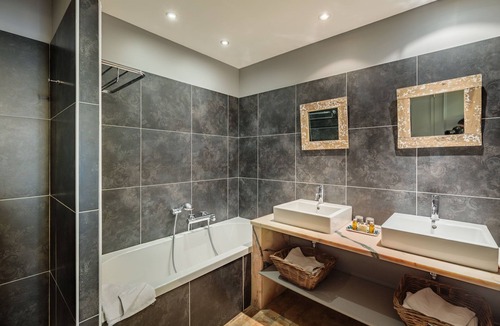 Villeneuve-les-Avignon Hotel | Hôtel La Suite