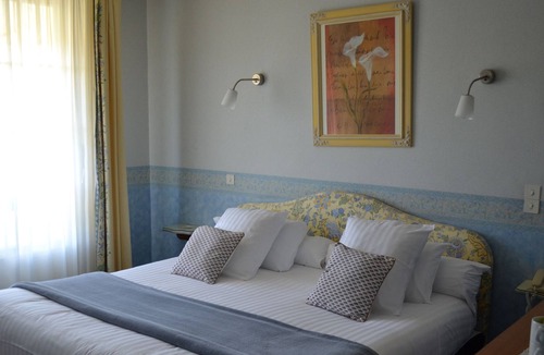 Brissac-Quince Hotel | Hôtel Le Castel