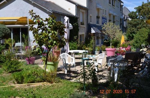 Brissac-Quince Hotel | Hôtel Le Castel