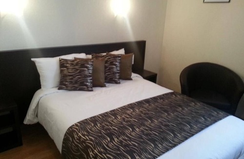 Alencon Hotel | Hôtel Le Chapeau Rouge