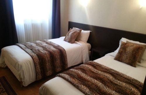 Alencon Hotel | Hôtel Le Chapeau Rouge