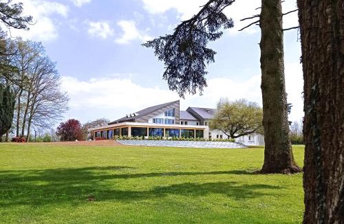 Saint-Berthevin Hotel | Hôtel le Corbusson