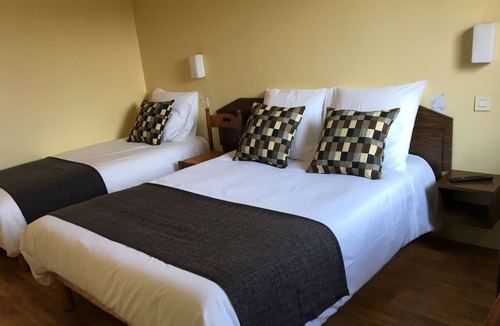 Saint-Denis-de-l'Hotel Hotel | Hôtel Le Dauphin