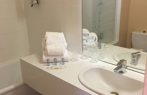 Saint-Denis-de-l'Hotel Hotel | Hôtel Le Dauphin