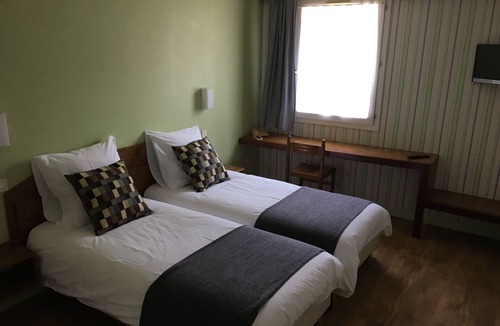 Saint-Denis-de-l'Hotel Hotel | Hôtel Le Dauphin