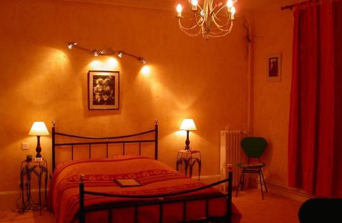 Moulins-la-Marche Hotel | Hôtel le Dauphin