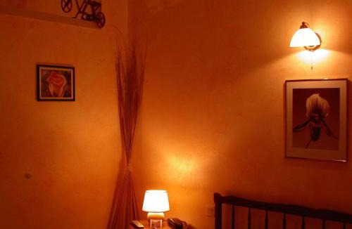 Moulins-la-Marche Hotel | Hôtel le Dauphin