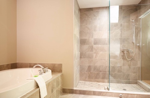 Saint Hyacinthe Hotel | Hôtel Le Dauphin Saint-Hyacinthe