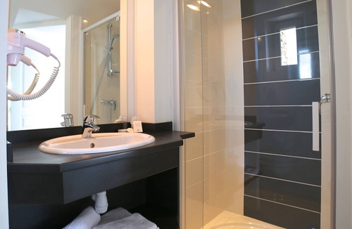 Saint-Hilaire-du-Harcouet Hotel | Hôtel Le Lion d'Or