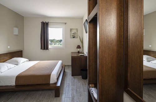 Saint-Laurent-des-Arbres Hotel | Hôtel Le Ya'Tis