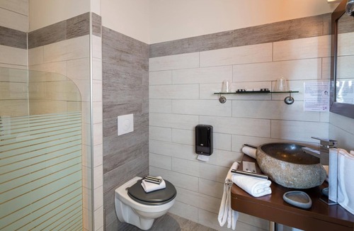 Saint-Laurent-des-Arbres Hotel | Hôtel Le Ya'Tis