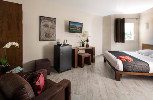 Saint-Laurent-des-Arbres Hotel | Hôtel Le Ya'Tis