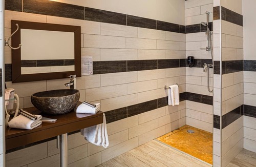 Saint-Laurent-des-Arbres Hotel | Hôtel Le Ya'Tis