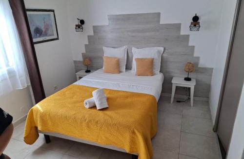 Aigues-Mortes Hotel | Hôtel Le Médiéval - Parking inclus & accueil vélo