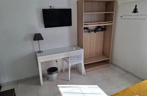 Aigues-Mortes Hotel | Hôtel Le Médiéval - Parking inclus & accueil vélo
