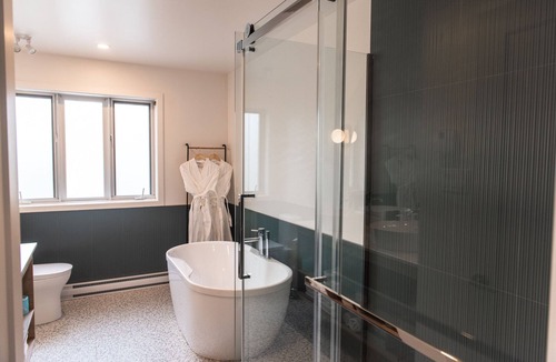 Venise-en-Quebec Hotel | Hôtel Le Rosay