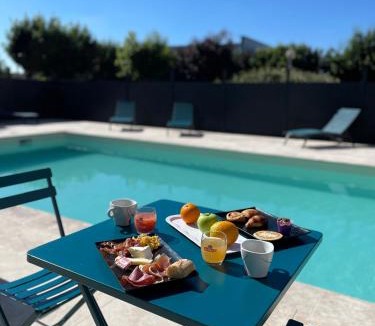 Saint-Laurent-des-Vignes Hotel | Hôtel Le Roxane