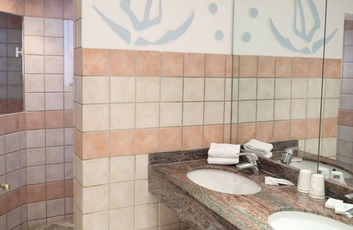 Le Lavandou Hotel | Hôtel Les Flots Bleus