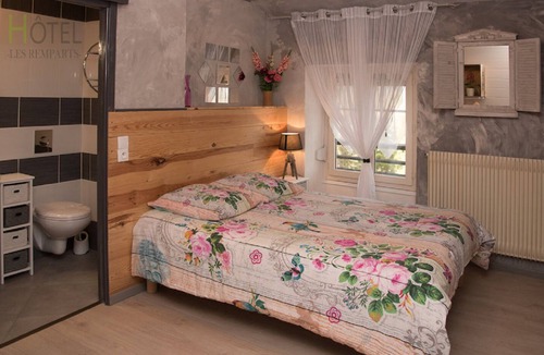 Nozeroy Hotel | Hôtel Les Remparts