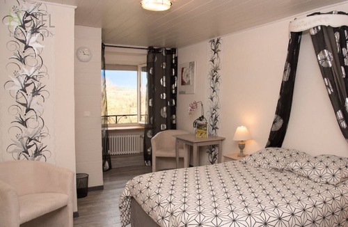 Nozeroy Hotel | Hôtel Les Remparts