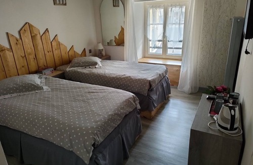 Nozeroy Hotel | Hôtel Les Remparts