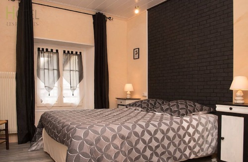 Nozeroy Hotel | Hôtel Les Remparts