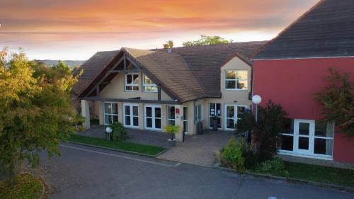 Saint-Marcel Hotel | Hôtel Nell - Axelle - Maison Tassoni