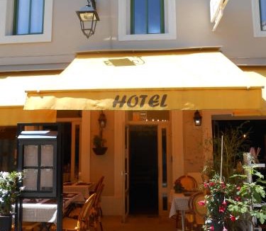 Aigues-Mortes Medieval City Hotel | Hôtel-Restaurant "Chez Carrière"