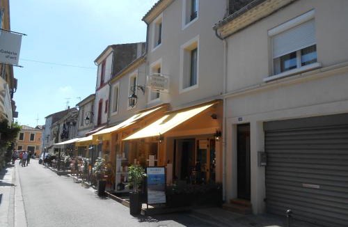 Aigues-Mortes Medieval City Hotel | Hôtel-Restaurant "Chez Carrière"