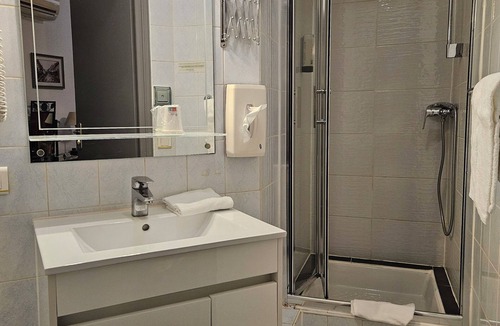 Hieres-sur-Amby Hotel | Hôtel Restaurant le Val d'Amby