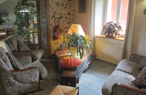 La Chomette Hotel | Hôtel-Restaurant La Crèche et sa piscine intérieure - Logis Hôtels