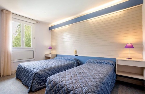 La Chomette Hotel | Hôtel-Restaurant La Crèche et sa piscine intérieure - Logis Hôtels