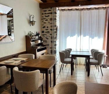 Salers Hotel | Hôtel Restaurant Le Beffroi
