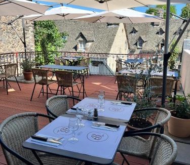 Salers Hotel | Hôtel Restaurant Le Beffroi