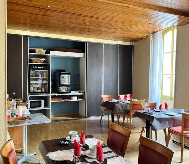 Limoux Hotel | Hôtel Restaurant Les Arcades