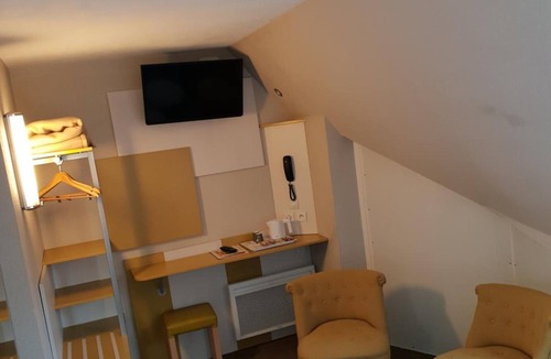 Poincare - Foch - Anatole France - Croix de Bourgogne Hotel | Hôtel REVOTEL