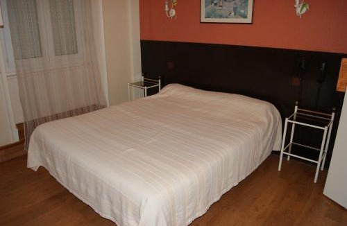 Villedieu-les-Poeles Hotel | Hôtel Saint - Pierre