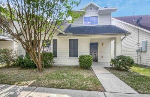 Houston House | H&S Luxury Home with Pool Table 8 mi to IAH