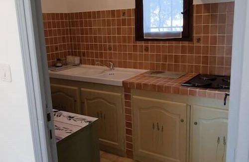 Greoux-les-Bains Apartment | (H) Spacious 1 bedroom apartment, quiet, sun, parking