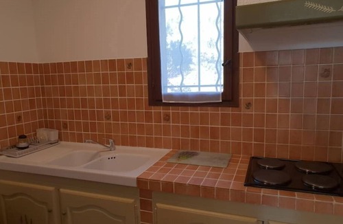 Greoux-les-Bains Apartment | (H) Spacious 1 bedroom apartment, quiet, sun, parking