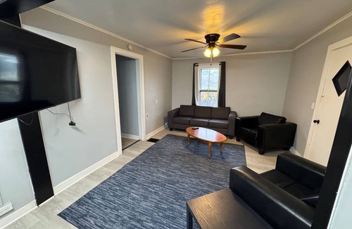 Lakefront Apartment | H1-Large 3 Bedroon 1.5 Bathroom apartment