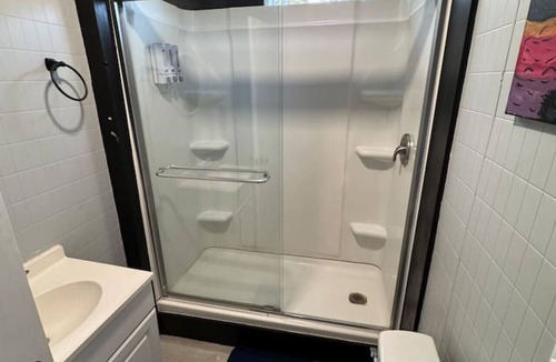 Lakefront Apartment | H1-Large 3 Bedroon 1.5 Bathroom apartment