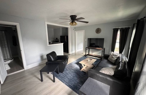 Lakefront Apartment | (H50) 2 Bedroom Apartment suit