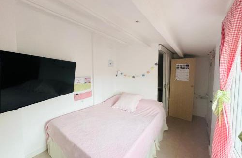 Caudiel House | Habitación con baño y cocina