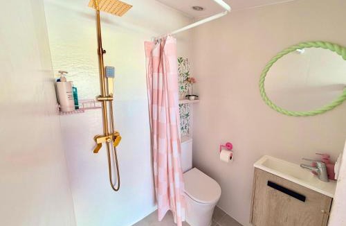 Caudiel House | Habitación con baño y cocina