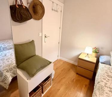 Iralabarri House | Habitación en apartamento con zonas comunes compartida H1