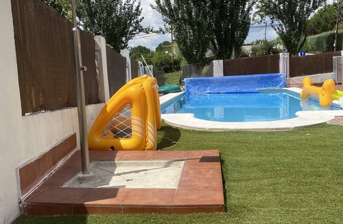 Torrejon del Rey Ski Chalet | Habitación en Chalet con Piscina