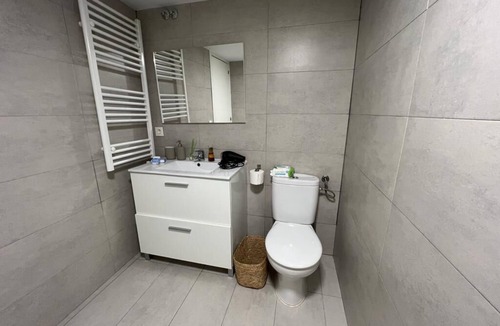 Biescas House | Habitaciones Para 11 Personas en Pleno Centro de Biescas